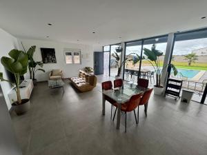 Bazén v ubytování Villa Oasis nebo v jeho okolí