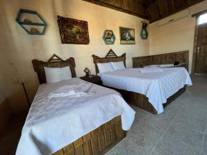 two beds sitting next to each other in a room at Serce Konagi in Urfa