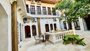 a courtyard with a table and chairs in a building at Serce Konagi in Urfa