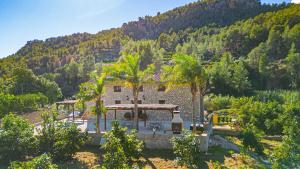 a house in the middle of a mountain at El Molinet del Governador- Apartamentos Rurales in Guadalest