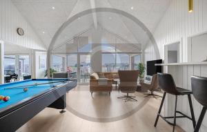 sala de estar con mesa de billar y sillas en Amazing Home In Idestrup With Sauna, en Stovby