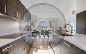 Una cocina con una mesa y algunas sillas. en Amazing Home In Idestrup With Sauna, en Stovby