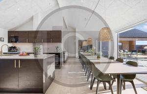 Una cocina y un comedor con mesas y sillas. en Amazing Home In Idestrup With Sauna, en Stovby 14 fotos más