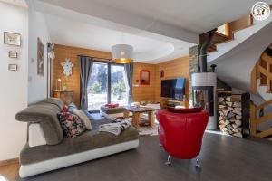 ラ・フェクラにあるLe chalet du lysのソファとテーブルのあるリビングルーム