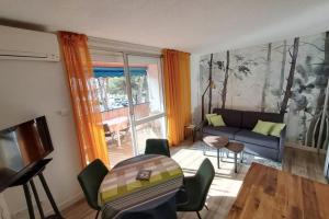 Χώρος καθιστικού στο Lovely studio in the city center near the beach