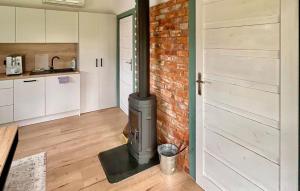 Η κουζίνα ή μικρή κουζίνα στο 1 Bedroom Cozy Home In Prokowo