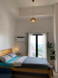 Giường trong phòng chung tại Modern Condo at The Median in Cebu City +18 ảnh