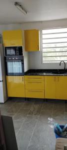 Η κουζίνα ή μικρή κουζίνα στο Appartement en bord de mer à Les Trois-Îlets, 27 m², parfait pour 3