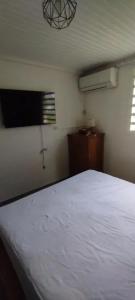 Ένα ή περισσότερα κρεβάτια σε δωμάτιο στο Appartement en bord de mer à Les Trois-Îlets, 27 m², parfait pour 3