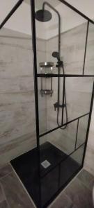 Ένα μπάνιο στο Appartement en bord de mer à Les Trois-Îlets, 27 m², parfait pour 3