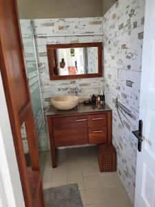 Ένα μπάνιο στο Appartement lumineux avec terrasse à Les Trois-Îlets