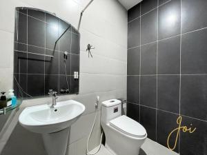 een badkamer met een wastafel, een toilet en een spiegel bij Phuong Hoang Hotel in Vung Tau +14 foto's