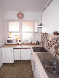 Η κουζίνα ή μικρή κουζίνα στο Apartalux Almerimar Beach