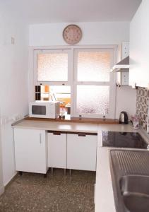 Η κουζίνα ή μικρή κουζίνα στο Apartalux Almerimar Beach