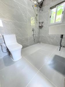 un bagno con un water e un lavandino di Deliana s Homestay a Dithur Altre 2 foto