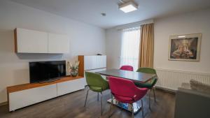 un soggiorno con tavolo e 4 sedie di Comfort Boardinghouse a Stoccarda