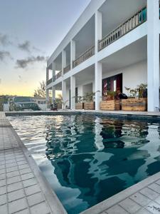 Sundlaugin á Arc En Ciel Apartments eða í nágrenninu