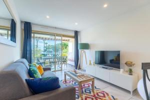 TV a/nebo společenská místnost v ubytování L’Escapade Bandolaise Terrace with Sea View At the Port in Central Band