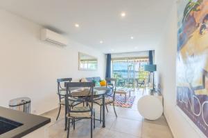 Posezení v ubytování L’Escapade Bandolaise Terrace with Sea View At the Port in Central Band