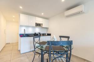 Kuchyň nebo kuchyňský kout v ubytování L’Escapade Bandolaise Terrace with Sea View At the Port in Central Band + 13 fotografií