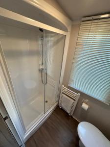 Et badeværelse på Holiday home by the river Nidd 5 + 2 billeder