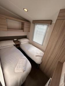 En eller flere senge i et værelse på Holiday home by the river Nidd 5