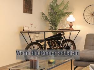 een woonkamer met een tafel met wijnglazen bij Ferienhaus Däschinger Das Zweiradparadies in Mastershausen