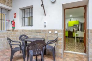 una mesa y sillas frente a una pared de ladrillo en La Bella Escondida, en Cádiz 14 fotos más