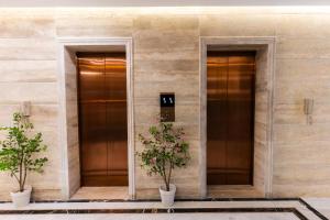 Faletti's Boutique Multan by The Windsor Group في ملتان: مصعدين على جانب المبنى