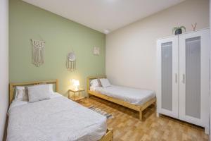 1 dormitorio con 2 camas y armario en La Bella Escondida, en Cádiz