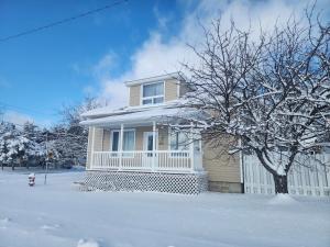 ein Haus mit Schnee auf dem Boden davor in der Unterkunft Maison 3 chambres Inspiration in Amos + 44 Fotos