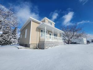 ein Haus mit Schnee davor in der Unterkunft Maison 3 chambres Inspiration in Amos