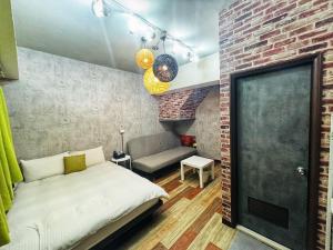 Un pat sau paturi într-o cameră la 一中街藻宿 +10 fotografii