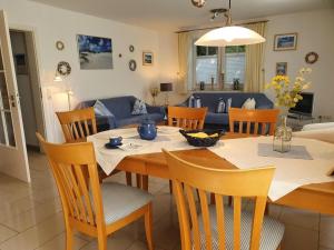 una sala da pranzo e un soggiorno con tavolo e sedie di Mien Dröm, Wohnung 1 a Baltrum