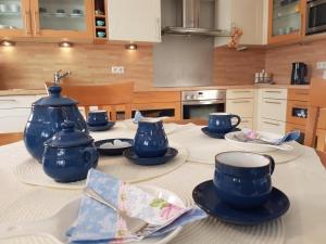 una cucina con vasi blu e piatti su un tavolo di Mien Dröm, Wohnung 1 a Baltrum Altre 28 foto