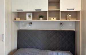 En eller flere senge i et værelse på Lovely Apartment In Vir With Wifi + 8 billeder