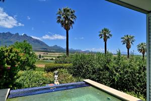 Nespecifikovaný výhled na hory nebo výhled na hory při pohledu z penzionu