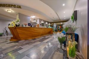 eine Lobby eines Ladens mit einer Rezeption und Blumen in der Unterkunft Hotel Wodnik Twój Hotel z widokiem na morze in Ustronie Morskie + 74 Fotos