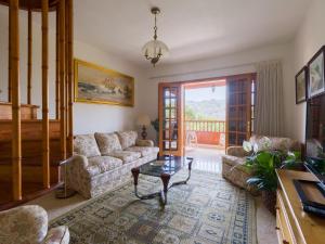 ein Wohnzimmer mit Sofa und Tisch in der Unterkunft Pension Casa Esperanza in Teror