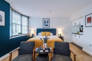 Postel nebo postele na pokoji v ubytování Riverside Studios in the Centre of Chester