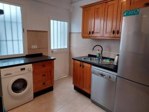 eine Küche mit Spüle und Waschmaschine in der Unterkunft Apartment Espiritu Santo in Ronda