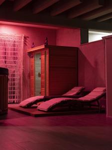 a room with two beds in a pink room at Villa Margares in Valenzano