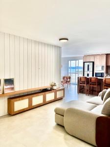 Μια τηλεόραση ή/και κέντρο ψυχαγωγίας στο Cobertura frente mar - Nova, primeiro Aluguel!