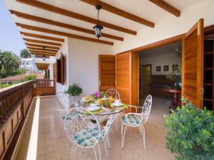 eine Terrasse mit Tisch und Stühlen auf einem Balkon in der Unterkunft Pension Casa Esperanza in Teror