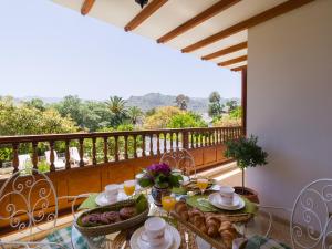 einen Tisch mit Körben mit Lebensmitteln auf dem Balkon in der Unterkunft Pension Casa Esperanza in Teror + 43 Fotos