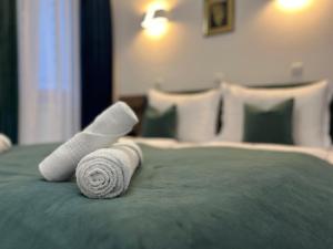 La Luna Premium Deluxe Apartment with Pool & Jacuzzi, Bikes and Covered Parking في Našice: منشفة مطوية فوق السرير +225 صورة