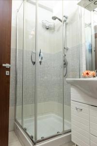 Intero appartamento rinnovato con 3 camere da letto في كامبورا سان جيوفاني: حمام مزود بدش ومغسلة +6 صور