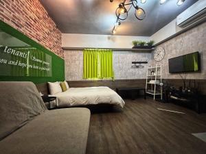 Un pat sau paturi într-o cameră la 一中街藻宿