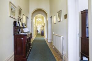 un couloir avec un long couloir avec une hallwayngth dans l'établissement Lancefield Guest House, à Lance Field