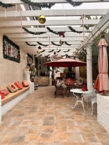 Habitación con patio con mesas y sillas. en Villa IRI Habitación N 2 con un baño compartido , balcón, en Pineda de Mar